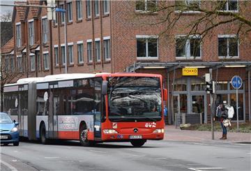 Ein Bus biegt in Zeven Am Markt auf den Busbahnhof ein.