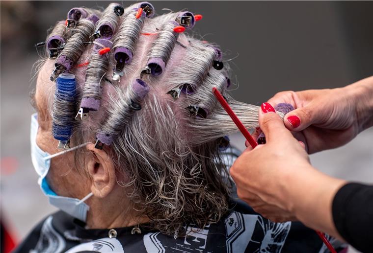 Öffnung Anfang März: Friseure erleichtert Ab dem 1. März wieder möglich: Nach der Konferenz der Ministerpräsidenten am Mittwoch steht fest, dass die Friseure in Deutschland ab März unter strengen Hygienebestimmungen wieder arbeiten und Kunden begrüßen dürfen. Foto: Jens Büttner/dpa