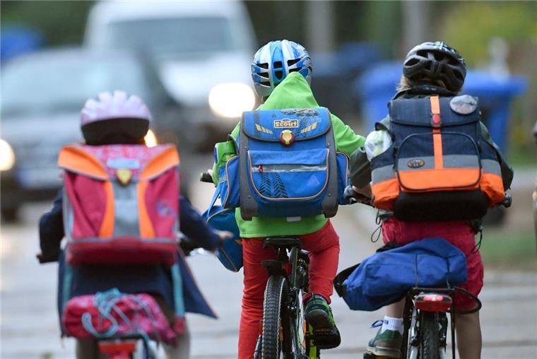 Ab dem 10. Geburtstag müssen Kinder auf Radwegen oder der Fahrbahn fahren – das kann schnell zu gefährlichen Situationen führen.