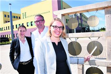 Ab dem 15. August gibt Annika Wolter (rechts) in der Helios-Klinik Wesermarsch den Ton an. Bei ihrer Arbeit wird sie von Dr. Andreas Reents, dem ärztlichen Direktor des Hauses, unterstützt. Birthe Kirberg wechselt zu dem Helios-Krankenhaus in Leezen (Mecklenburg-Vorpommern).