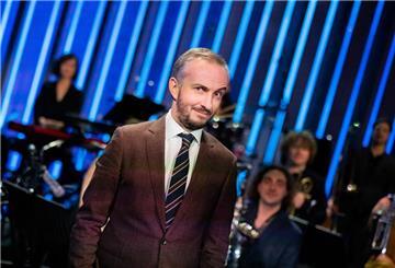 Ab dem 18.3. sagt die Stimme von Moderator Jan Böhmermann in der Buslinie 90 in Bremen die Haltestellen an.