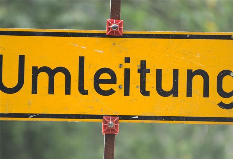 Ein Straßenschild mit der Aufschrift "Umleitung".