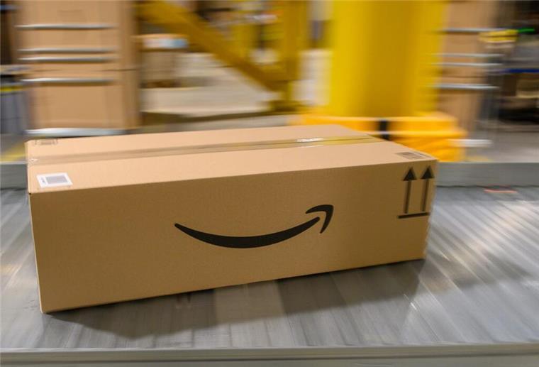Ein Amazon-Paket rollt über ein Fließband. Ab dem 31. Januar 2025 wird Amazon eine beliebte Versandoption einstellen.
