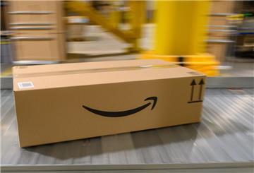 Ein Amazon-Paket rollt über ein Fließband. Ab dem 31. Januar 2025 wird Amazon eine beliebte Versandoption einstellen.