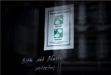 Ein Schild an der Eingangstür eines Geschäfts weist auf die 2G-Regel hin.