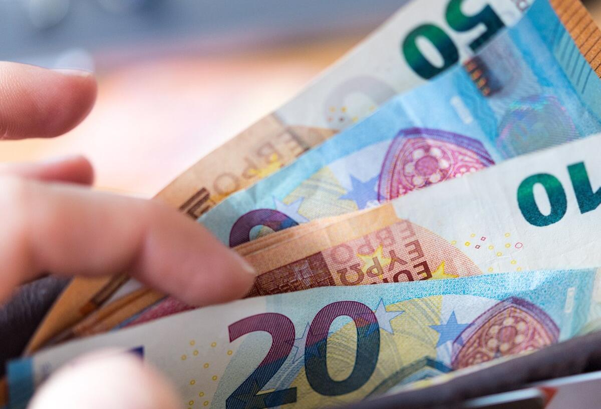 Rentenaufschlag ab Dezember – was Senioren jetzt wissen müssen Eine Person zählt Geld. Für viele Rentner kommt im Dezember eine Nachzahlung.