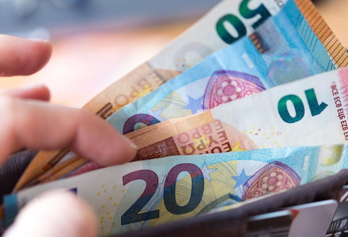 Rentenaufschlag ab Dezember: Senioren bekommen saftige Nachzahlung Symbolbild für Rentenaufschlag ab Dezember: Eine Person zählt Geld. Für viele Rentner kommt im Dezember eine Nachzahlung.