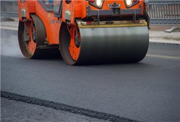 Ab Ende Juni bekommt ein Teilstück der alten B 211 eine neue Asphaltdecke.