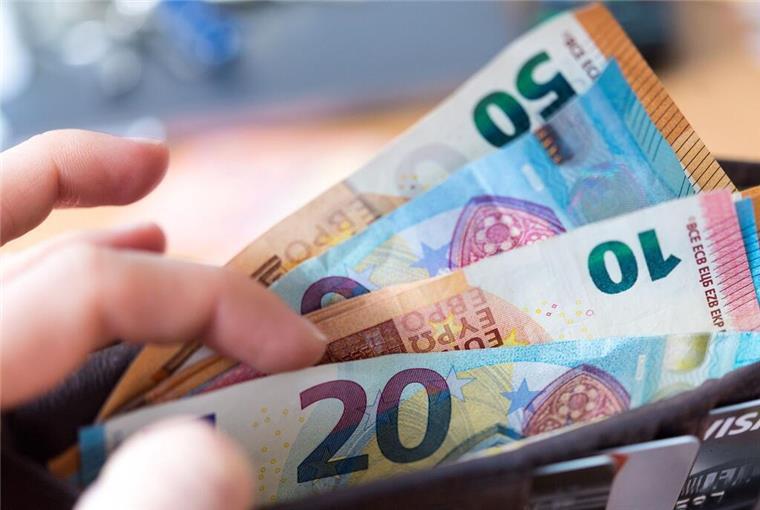 Lohnerhöhung: Ab Februar steigen die Gehälter vieler Beschäftigter Geld Scheine Gehalt Lohne