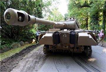 Ab Freitag muss sich ein Mann wegen unerlaubten Besitzes dieses Wehrmachtspanzers vom Typ „Panther“ vor dem Landgericht Kiel verantworten.