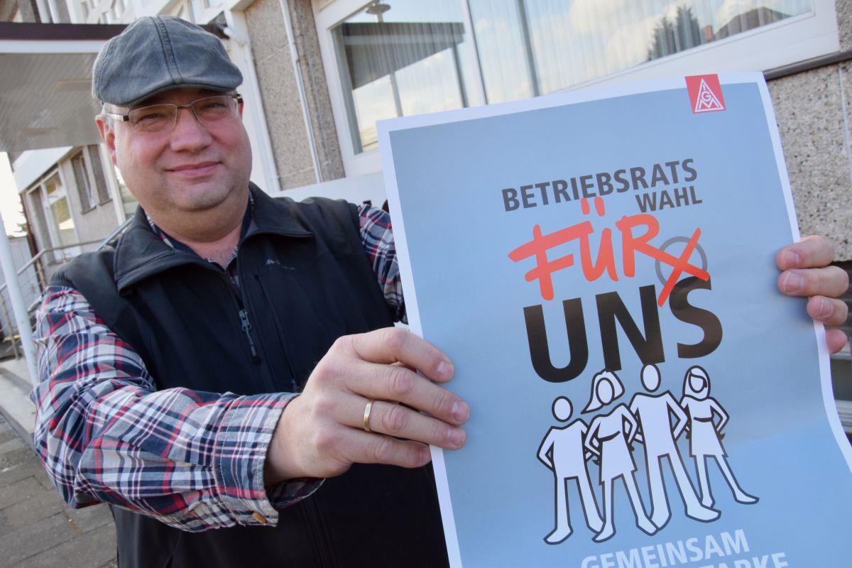 Ab fünf Beschäftigten kann ein Betriebsrat gewählt werden. Das Foto zeigt IG-Metall-Gewerkschaftssekretär Ralph Schäfer mit einem Werbeplakat.
