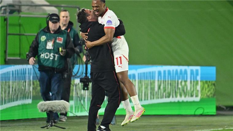 Löw schlägt Ex-Chef: Leipzig siegt auch in Wolfsburg Ab in die Arme: Lois Openda freut sich mit RB-Trainer Zsolt Löw.