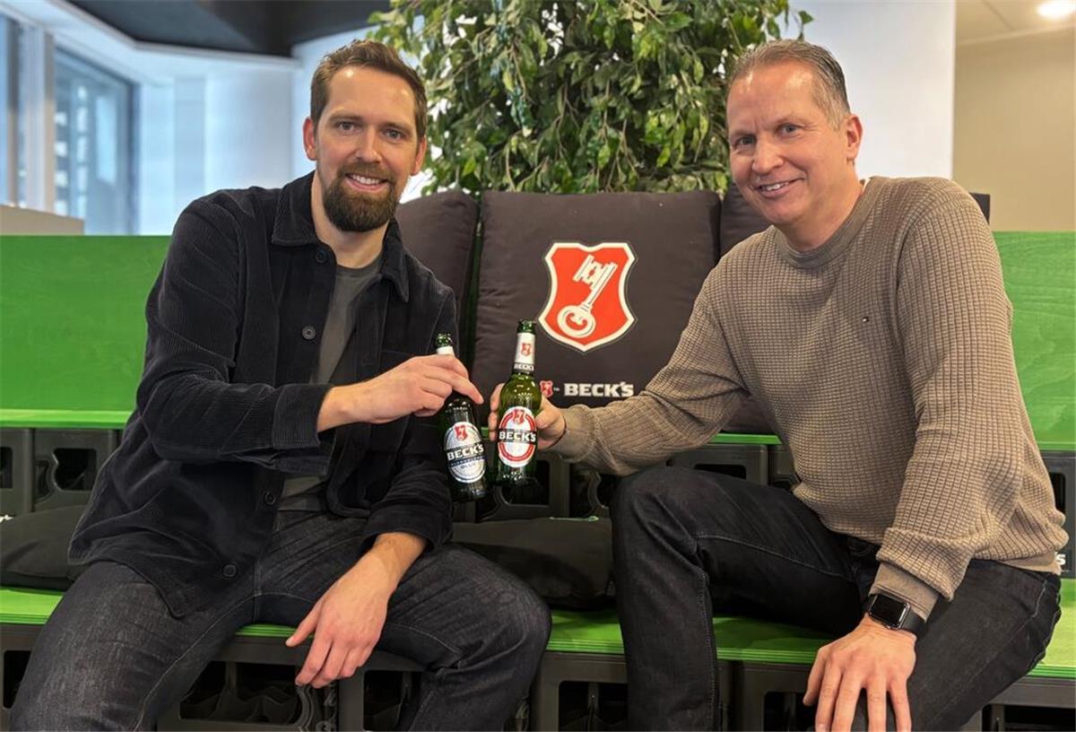Hurricane-Festival: Beck‘s bleibt Hauptsponsor bei FKP Scorpio Zwei Männer stoßen mit Bier an