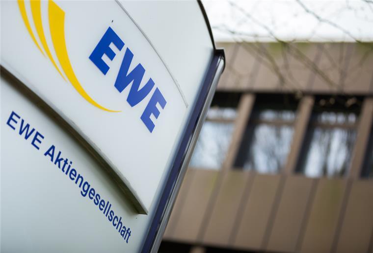 Ein Blick zur EWE-Zentrale, vor der ein Schild mit der Beschriftung EWE - EWE Aktiengesellschaft steht