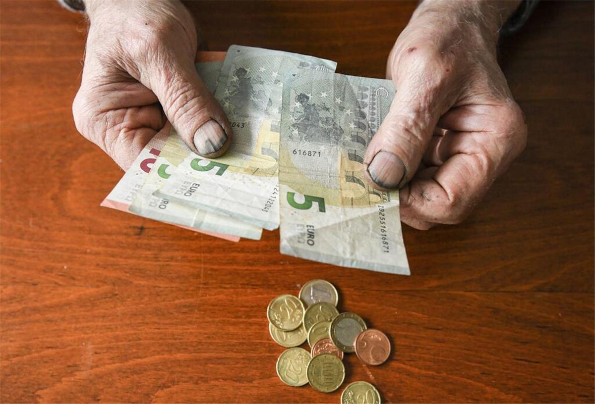 Neue Renten-Regel gilt seit Juli: Was sich jetzt für Hinterbliebene ändert Eine ältere Person hält Euroscheine in der Hand.