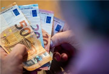 Ein älterer Mann zählt Geld an einem Tisch. Ab Juli 2025 gibt es mehr Geld für viele Rentner – die Rente und der Zuschlag zur Erwerbsminderungsrente steigen gemeinsam um 3,74 Prozent.
