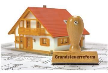 Ab Juli werden Eigentümer von Grundstücken, Wohnungen und Häusern in Bremerhaven angeschrieben.