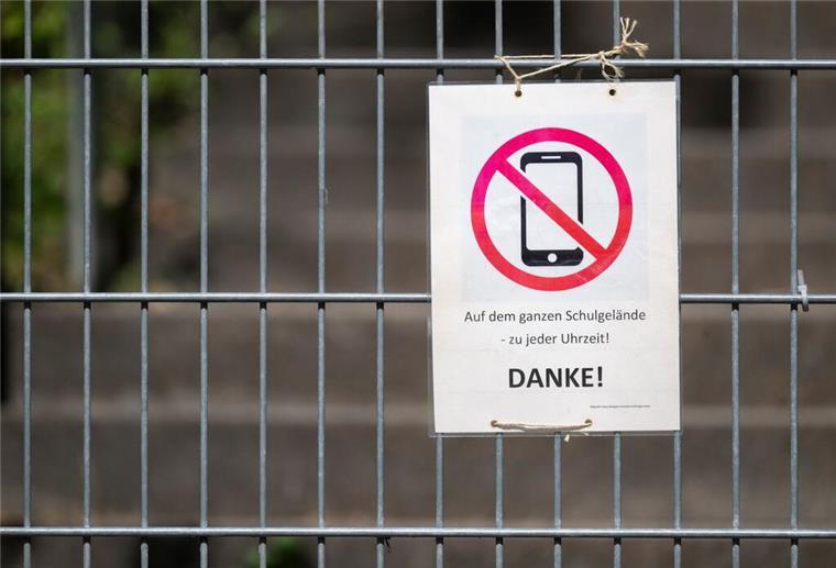 Bremen verbietet Handys an Schulen – neue Regel gilt ab Juni Ein Schild mit einem durchgestrichenen Smartphone und der Aufschrift «Auf dem ganzen Schulgelände - zu jeder Uhrzeit! DANKE!»