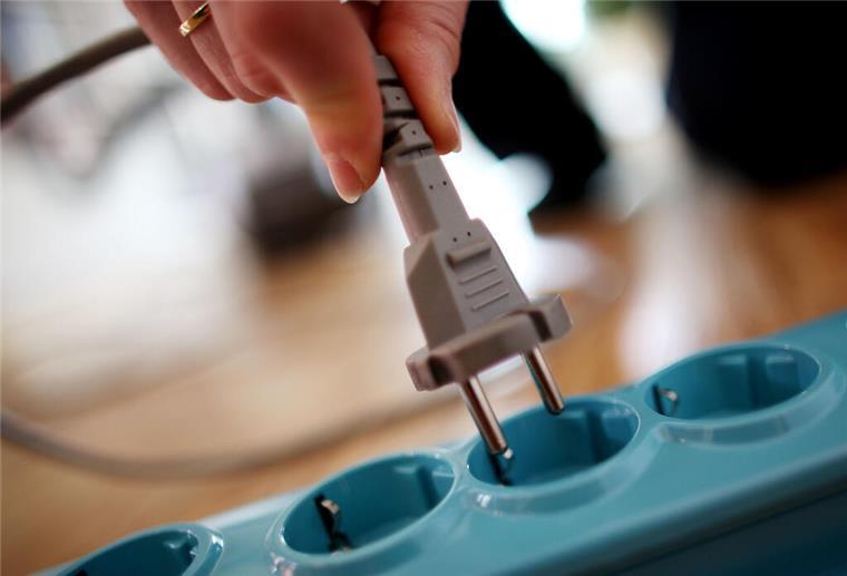 Stromanbieterwechsel in 24 Stunden – das müssen Kunden jetzt wissen Stecker rein, Strom raus: Ab Juni können Stromkunden werktags innerhalb eines Tages den Anbieter wechseln. Das spart Zeit – birgt aber auch neue Risiken, etwa bei Haustürgeschäften oder spontanen Vertragsabschlüssen.