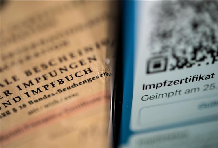Ab Mitte März brauchen Beschäftigte in bestimmten Einrichtungen des Gesundheitswesens zwingend einen Nachweis, dass sie geimpft, genesen oder ärztlich von einer Impfung gegen Covid-19 befreit sind.