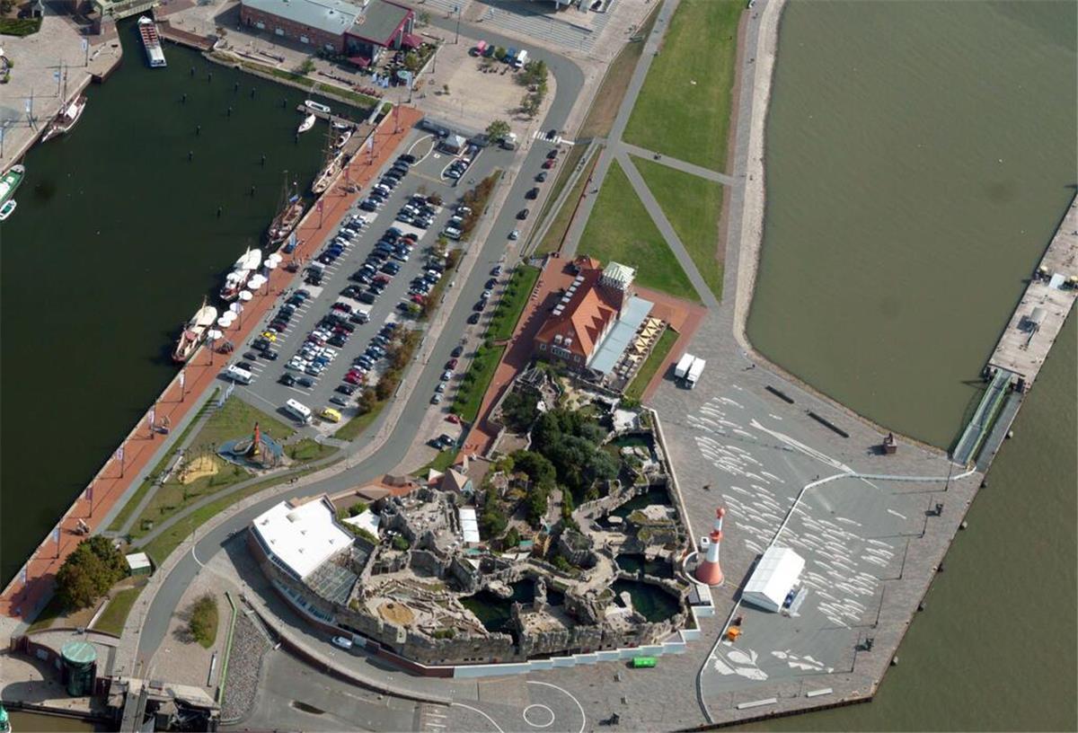 Neuregelung ab Mittwoch! Darum wird der Parkplatz beim Zoo am Meer gesperrt Blick aus der Luft auf den Zoo am Meer in Bremerhaven. Ab Mittwoch ist der Parkplatz unterhalb des Zoos am Meer gesperrt.