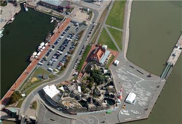 Blick aus der Luft auf den Zoo am Meer in Bremerhaven. Ab Mittwoch ist der Parkplatz unterhalb des Zoos am Meer gesperrt.