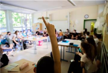 Ab Montag geht im Land Bremen der Präsenzunterricht wieder los - trotz steigender Infektionszahlen.