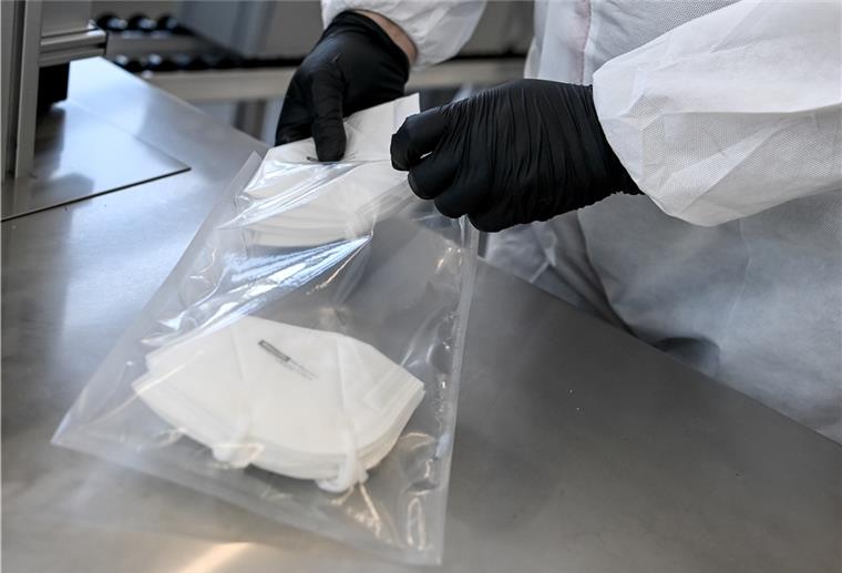 Land Bremen: Kostenlose Masken für Senioren ab Freitag Ab morgen gibt es in Apotheken im Land Bremen kostenlose FFP2-Masken für Menschen über 65 Jahren.