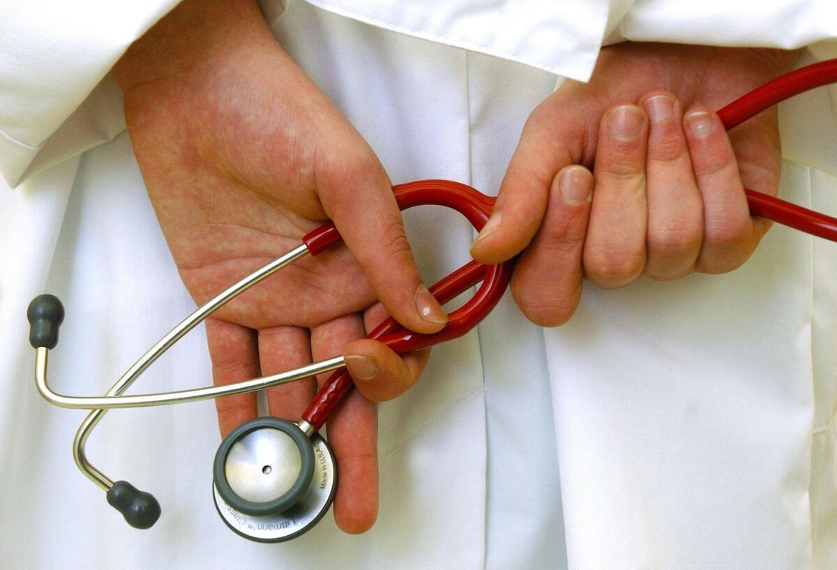 Zweitmeinung auf Kassenkosten – das sollten Patienten wissen In einer Arztpraxis hält ein Arzt ein Stethoskop in den Händen.
