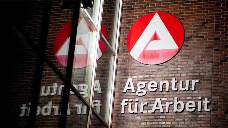 Jobcenter Cuxhaven ändert Öffnungs- und Telefonzeiten ab 1. Oktober Der Schriftzug „Agentur für Arbeit“ hängt an einem Gebäude der Bundesagentur für Arbeit. Ab Oktober gelten im Jobcenter Cuxhaven neue Öffnungszeiten und feste Telefonzeiten.