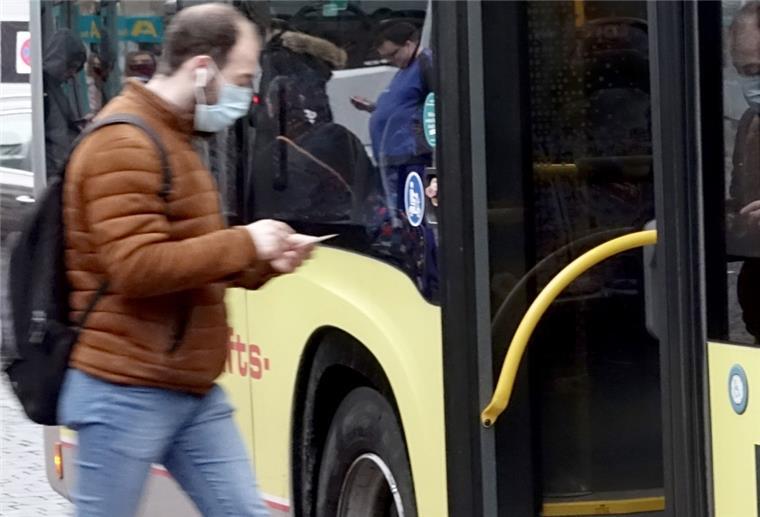 Landkreis Lüchow-Dannenberg führt 365-Euro-Ticket ein Ein Fahrgast mit Maske steigt in eine Bus.