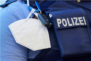 Ab sofort ein wichtiges Teil der Ausrüstung der Bremer Polizei: Der Mundschutz (Symbolbild). 