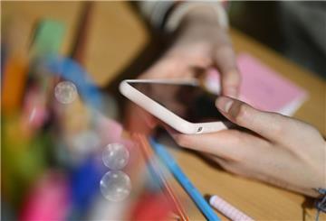 Eine Frau tippt auf ihrem Smartphone.