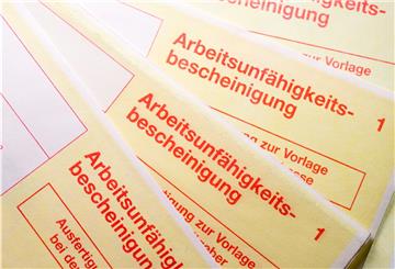 Ab sofort muss der „gelbe Zettel“, die Arbeitsunfähigkeitsbescheinigung im Krankheitsfall, wieder persönlich beim Arzt abgeholt werden. Ein Anruf genügt nicht mehr.