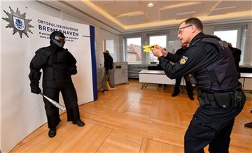 Ab sofort sind die gelben Taser bei der Polizei Bremerhaven im Einsatz. Sie lähmen das Gegenüber für fünf Sekunden.