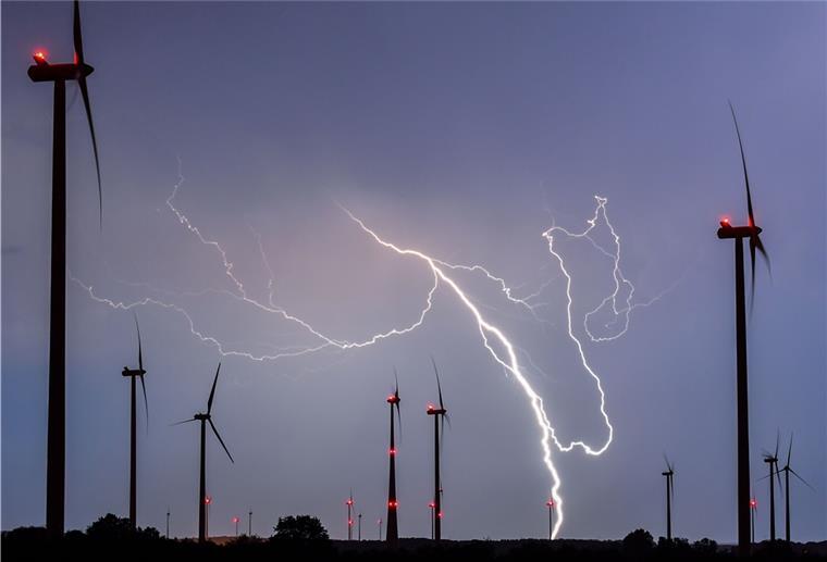 Ab Sonntagnachmittag soll es laut Deutschem Wetterdienst in Niedersachsen heftige Gewitter geben.