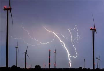 Ab Sonntagnachmittag soll es laut Deutschem Wetterdienst in Niedersachsen heftige Gewitter geben.