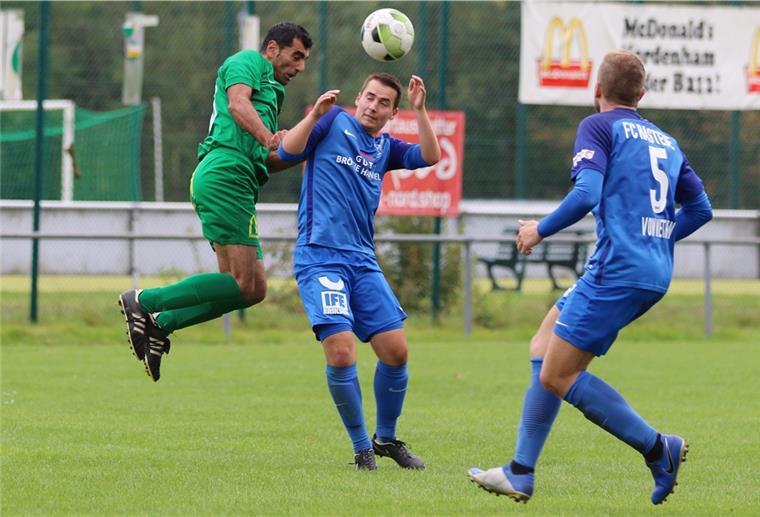 Kapakli löst Heinecke als Trainer des 1. FC Nordenham ab Ab und an half Bünyamin Kapakli (grünes Trikot) in der ersten Abbehauser Mannschaft in der Bezirksliga aus.