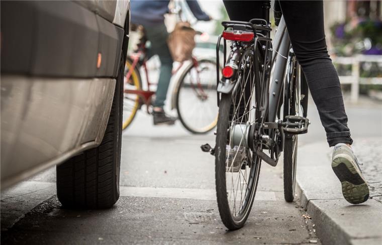 Abbiegeunfälle, bei denen Radler übersehen werden, gehören zu den besonders häufigen Radfahrunfällen.