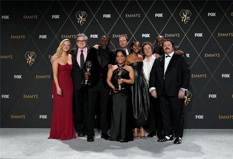 Drei große Abräumer und viel Nostalgie bei den Emmys Abby Elliott (l-r), Oliver Platt, Edwin Lee Gibson, Ebon Moss-Bachrach, Liza Colon-Zayas, Ayo Edebiri, Jeremy Allen White, Lionel Boyce und Matty Matheson gewannen für „The Bear“.