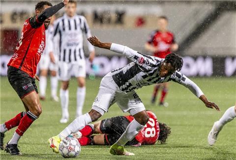 Abdenego Nankishi im Trikot von Heracles Almelo