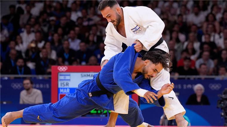 Abderrahmane Boushita (u) hat seinem israelischen Gegner bei Olympia den Handschlag verweigert.