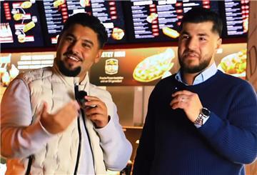 Abed Comedy (links) will sich in der Hamburger Farm einem Burger-Wettbewerb stellen. Chef Muhammed Emen gibt dem Tiktoker aber nur fünf Minuten Zeit.