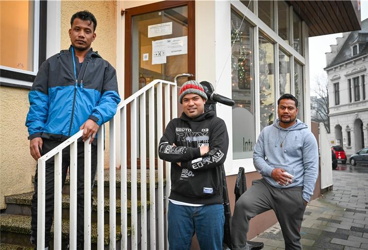 In Bremerhaven gestrandet: Seeleute noch immer nicht in der Heimat Abemwa Abetenoko (von links), Ioteba Moantaake und Aroito Teitikai gehören zu den Seeleuten, die monatelang in Bremerhaven festsaßen.