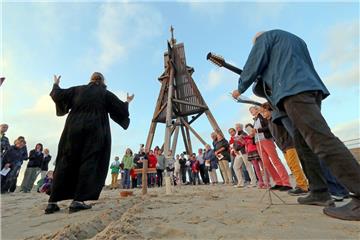 Abendandacht mit Urlauberseelsorgerin Maike Selmayr (li.) am Strand der Grimmershoerner Bucht vor Cuxhaven, am Fuss der Kugelbake. Regelmaessig feiert Selmayr hier am Wahrzeichen der Stadt Cuxhaven und am noerdlichsten Punkt Niedersachsens eine abendliche Strandandacht, zu der Urlauber sogar bei Orkanboeen kommen.