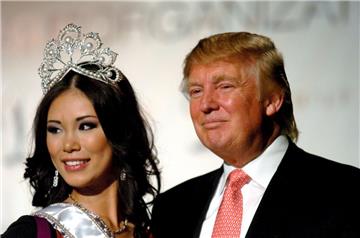 Aber auch mit den Wahlen zur Miss Universum hat Trump Millionen gescheffelt. Hier ist er im Jahr 2007 zusammen mit Miss Japan, Riyo Mori.