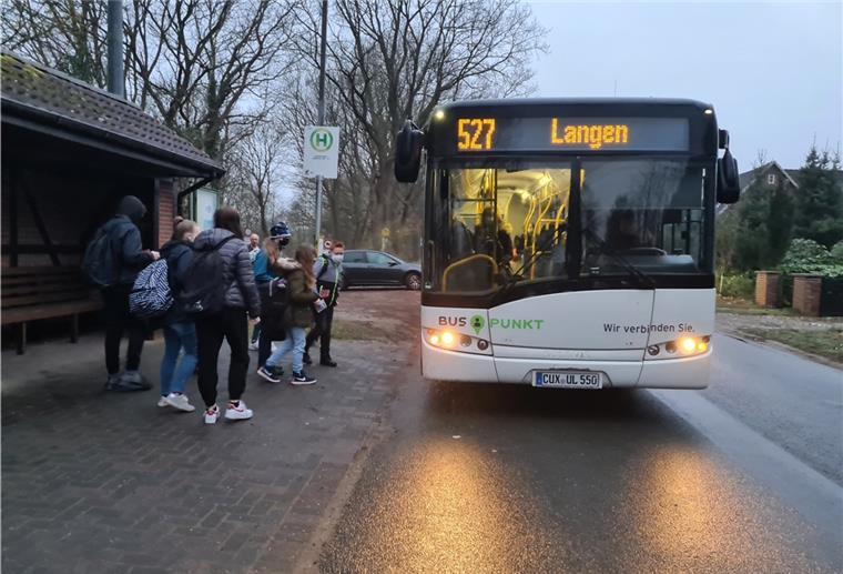 Abfahrt an der Haltestelle „Hymendorf Siedlung“ am Montagmorgen: Zumindest für einen Teil der Schüler in der Ortschaft sind die Fußwege durch die „neue“ Haltestelle kürzer geworden.