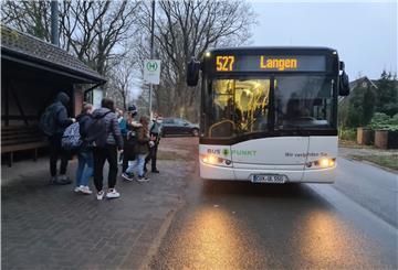 Abfahrt an der Haltestelle „Hymendorf Siedlung“ am Montagmorgen: Zumindest für einen Teil der Schüler in der Ortschaft sind die Fußwege durch die „neue“ Haltestelle kürzer geworden.