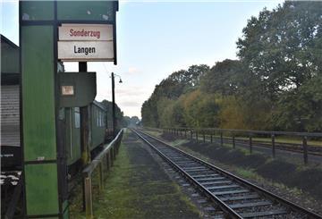 Abfahrt nach Langen: Das Schild auf dem alten Bahnhof in Bad Bederkesa kündet „nur“ die nächste Fahrt mit der Museumsbahn an. Wenn es nach dem Umweltministerium des Landes Niedersachsen geht, könnte von hier aus in einigen Jahren ein regulärer Bahnbetrieb starten.