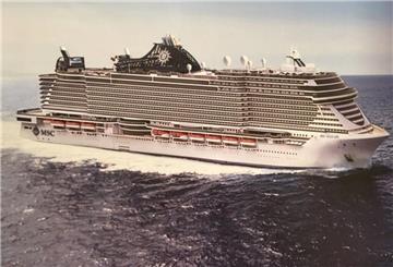 Ein Kreuzfahrtschiff. Abgedriftet: Die MSC Seascape verlor bei Wind die Verbindung zur Pier – die Gangway landete im Wasser, Gäste mussten warten.